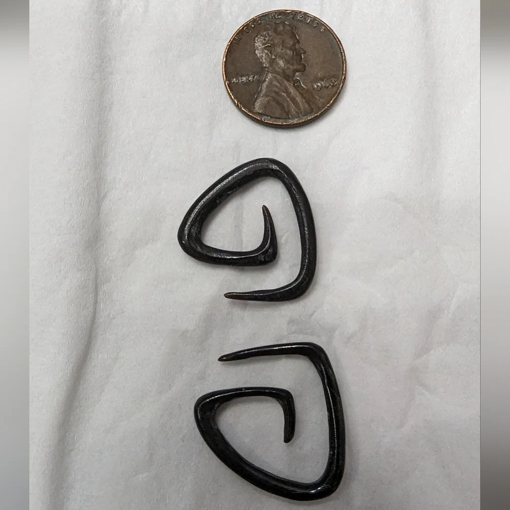 8g 1 pair of hand made Spiral 8(g) gauge earrings. Bone material. Black Color